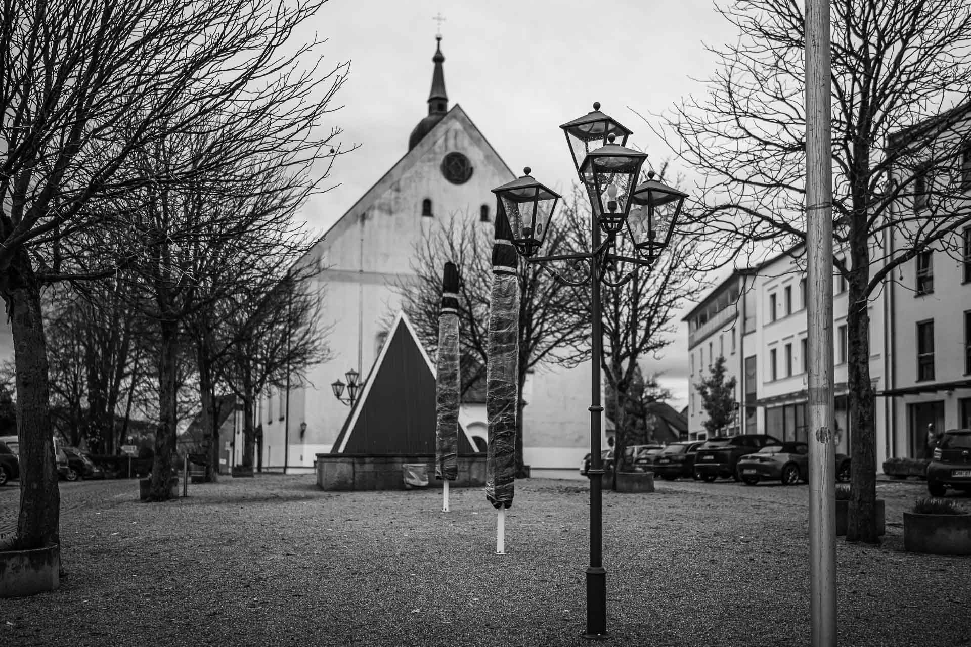 gähnend leerer Stadtplatz Viechtach mit Kirche im Hintergrund