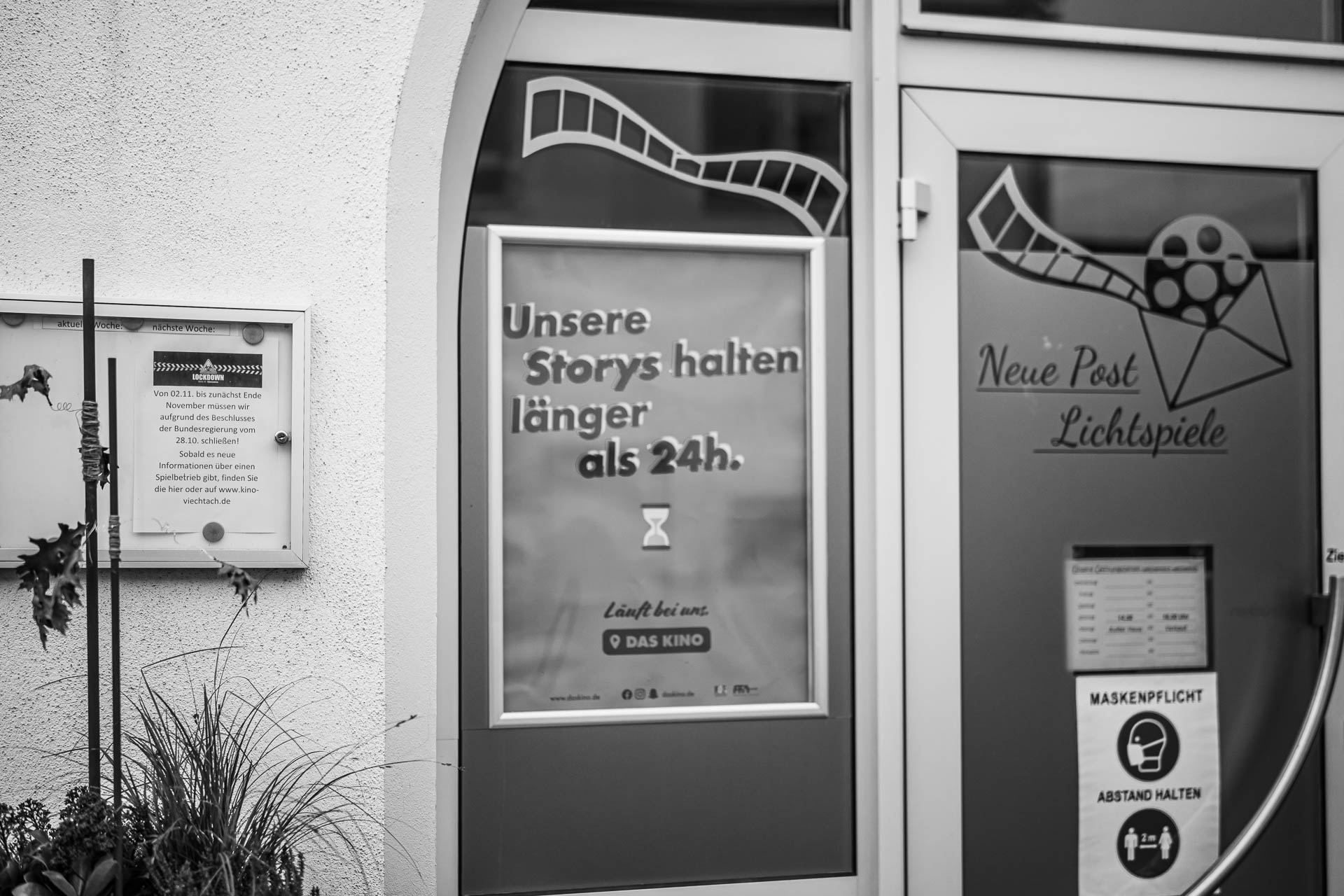 Kino-Eingang mit Werbung