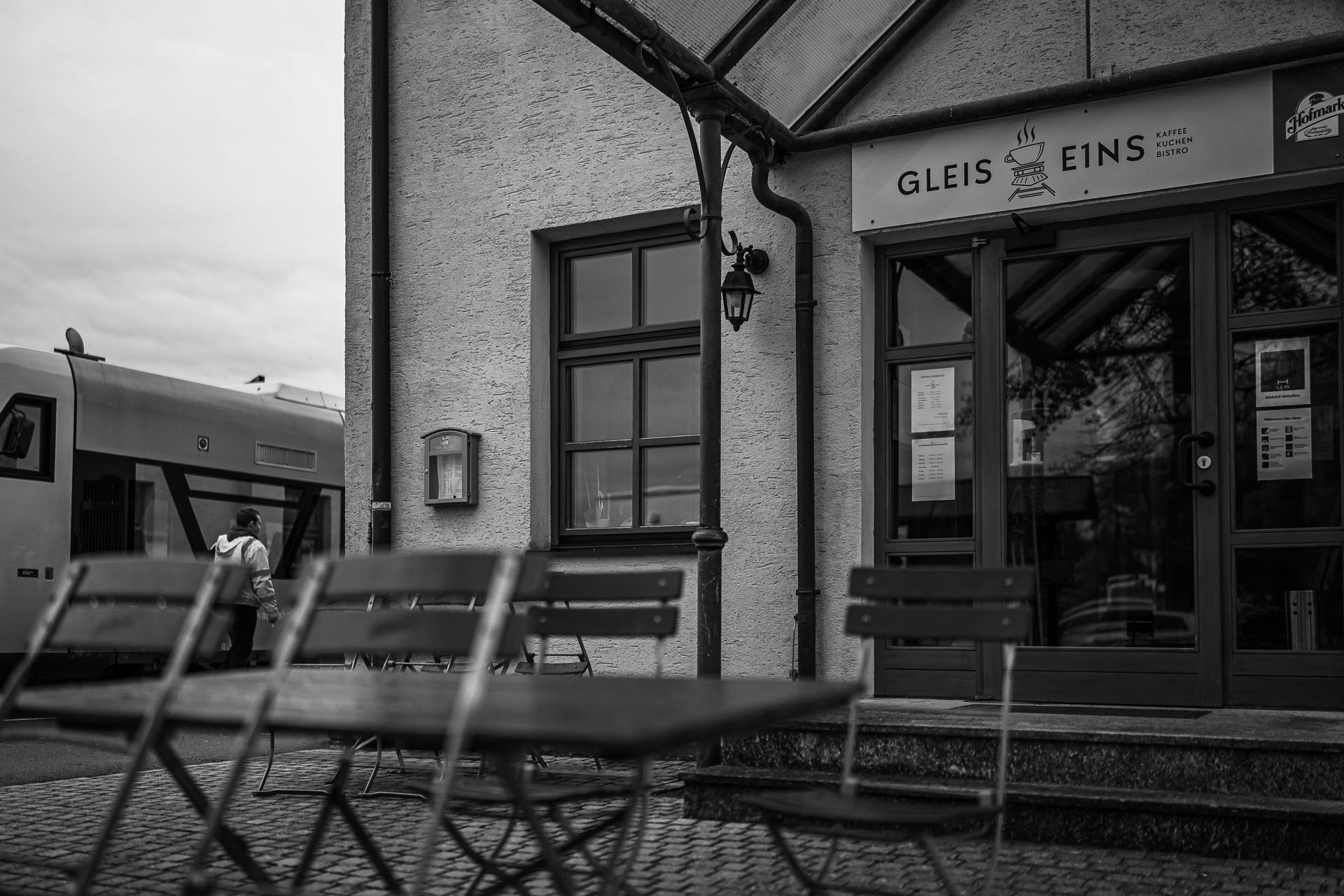 Cafe Gleis E1NS am Bahnhof Viechtach mit Waldbahn