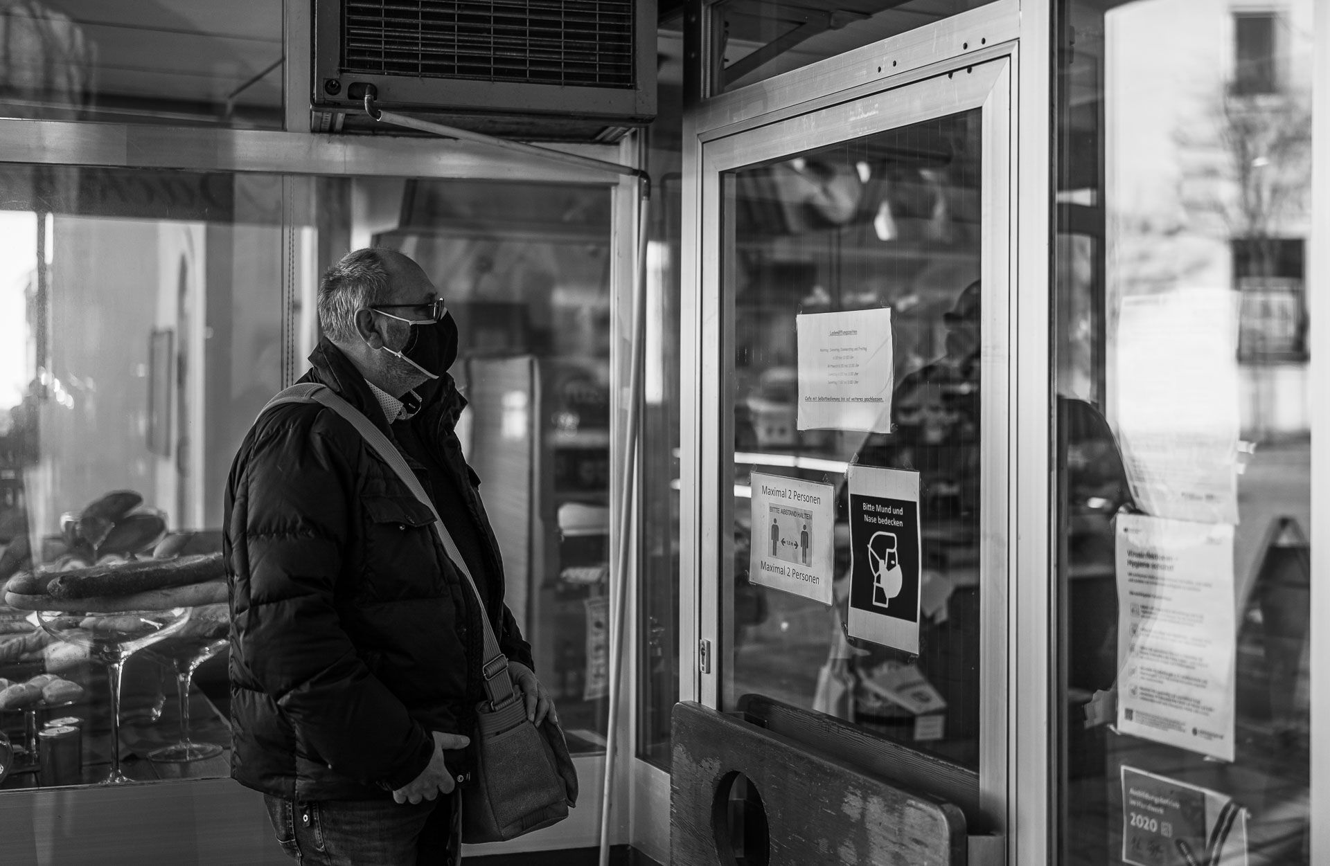 Paul vor dem Eingang zur Bäckerei