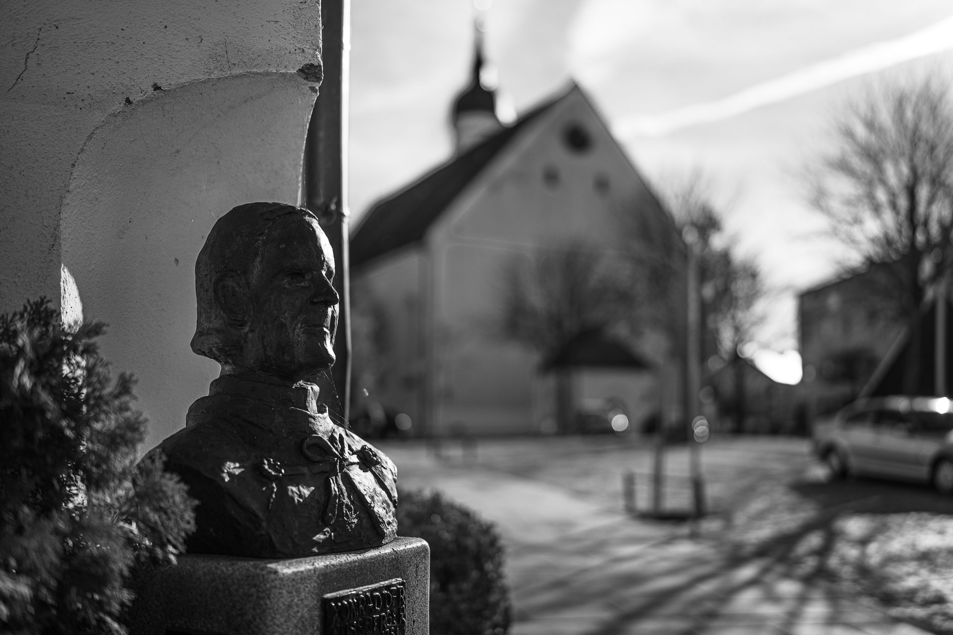 Bronzefigur Konrad der Nussberger mit Kirche im Hintergrund
