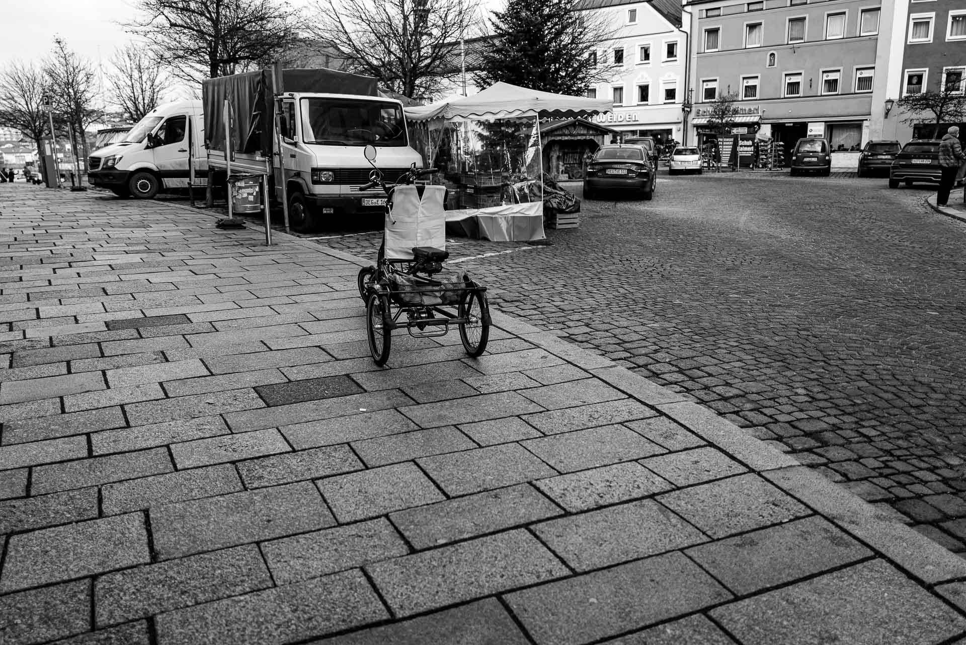 geparktes Dreirad vor dem Wochenmarkt