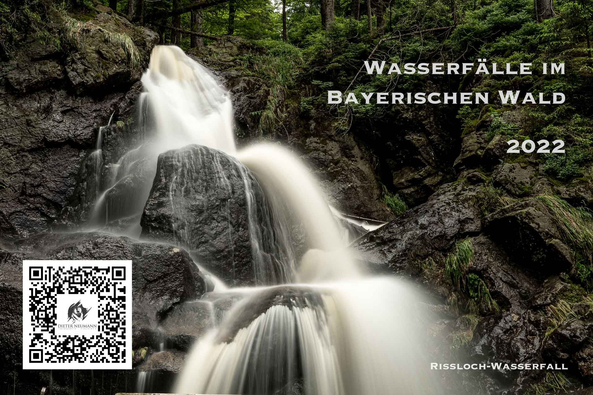 Kalenderdeckblatt Wasserfälle im Bayerischen Wald 2022 in Farbe mit QR-Code unten links mit Foto der Rissloch-Wasserfälle
