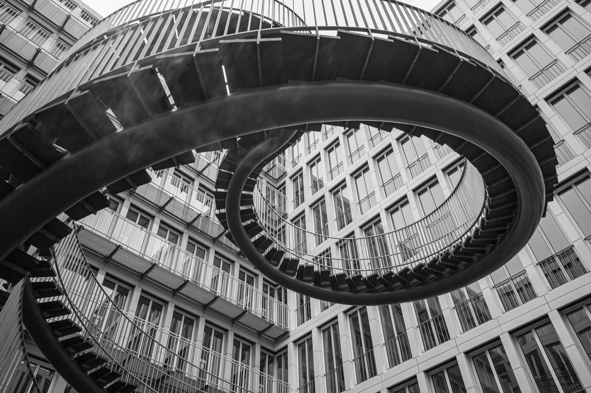 Die unendliche Treppe in München von schräg unten