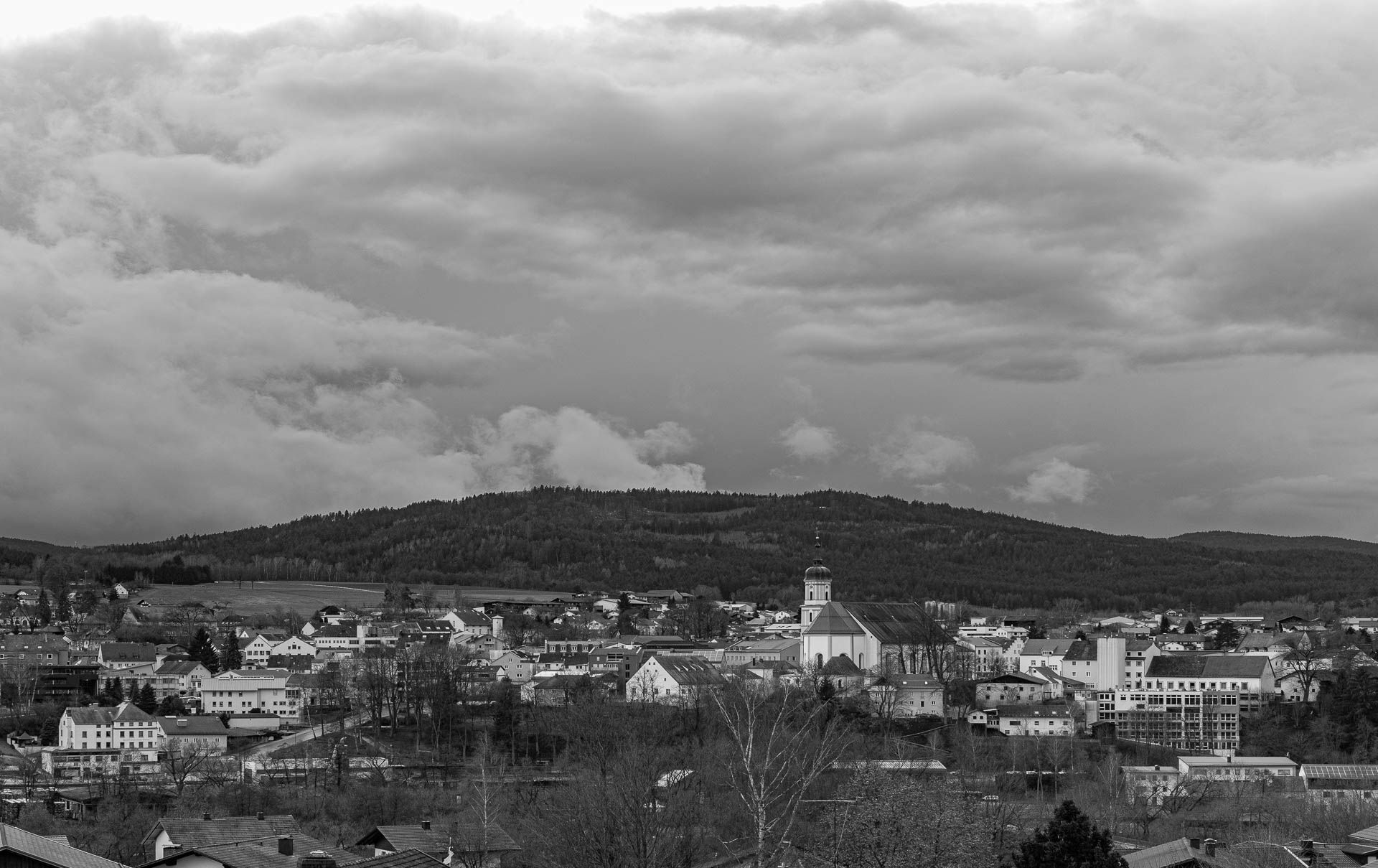 Blick nach Viechtach kurz  vor dem Unwetter mit tief schwarzen Wolken