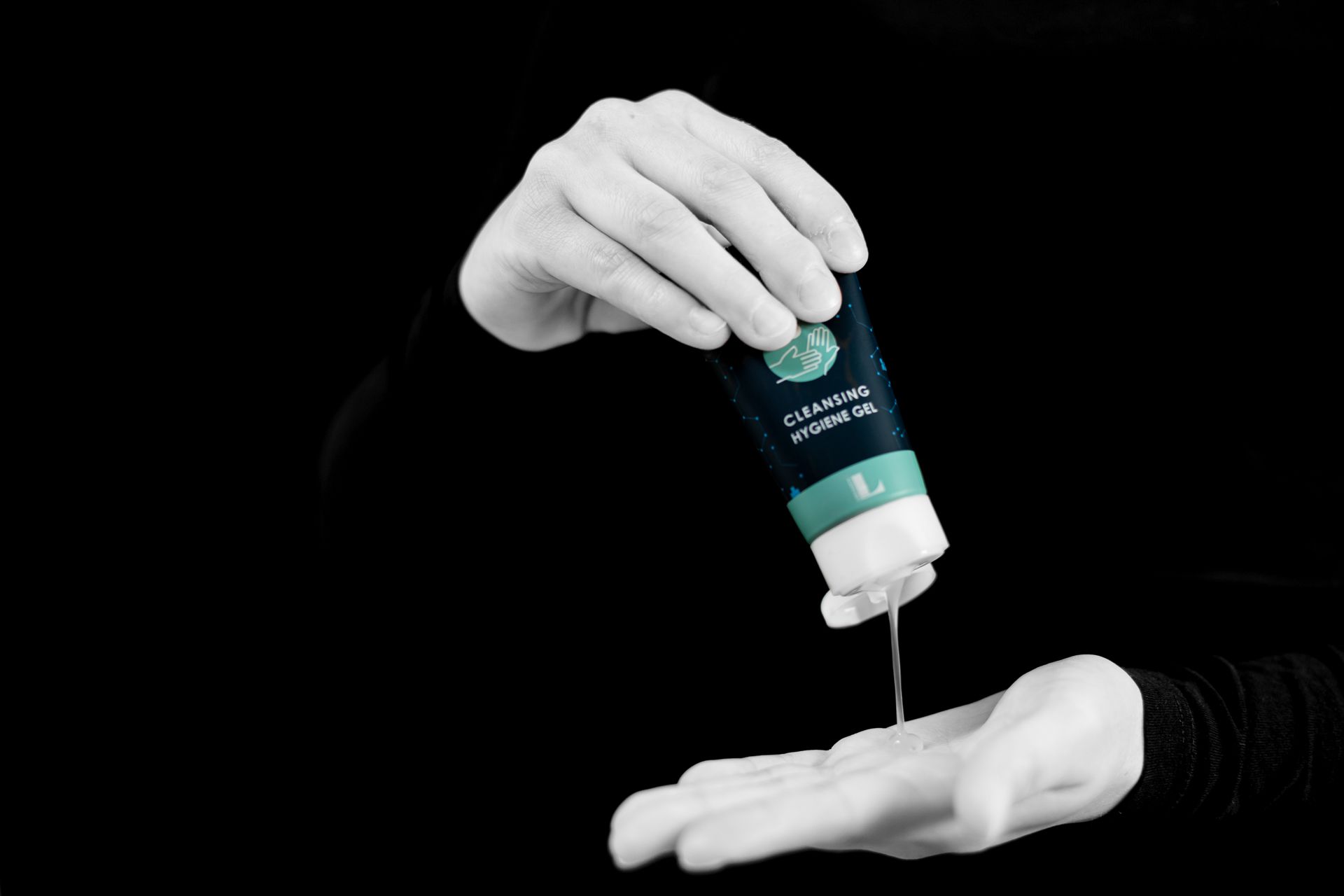 weiße Hände vor schwarzem Hintergrund, LINHARDT-Tube in Farbe