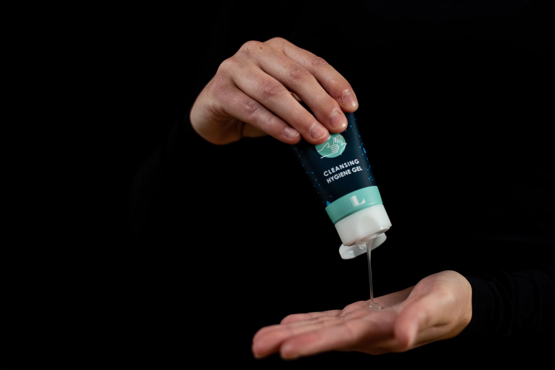 Hände in Farbe vor schwarzem Hintergrund